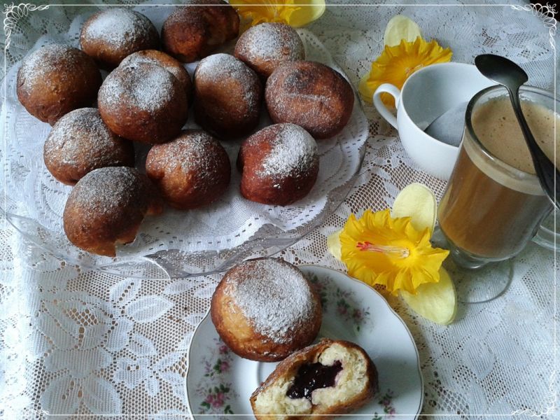 Kokosowe pączki z dżemem z czarnej porzeczki