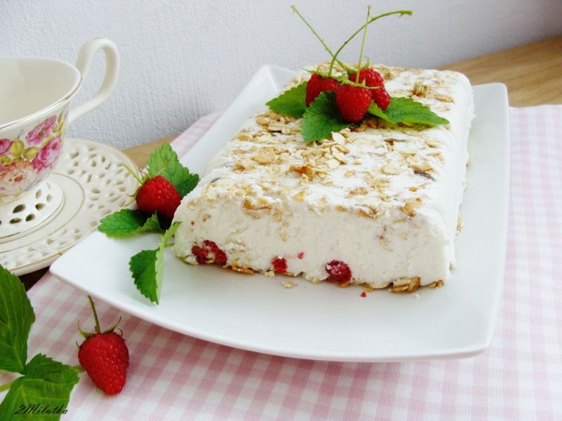 Kokosowo-malinowy sernik z musli