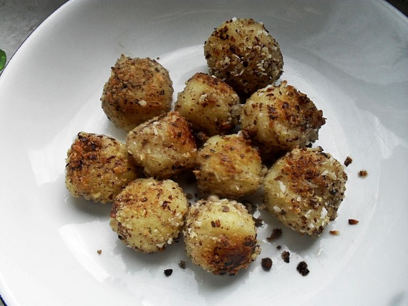 Kokosowo-orzechowe kuleczki ziemniaczane Kokosowo-orzechowe kuleczki ziemniaczane