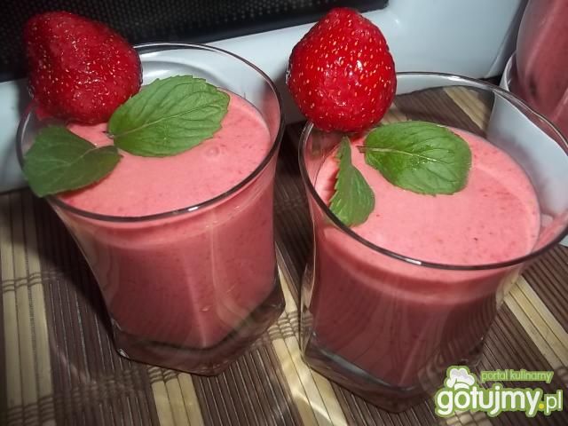 Kokosowo-truskawkowy koktajl Kokosowo-truskawkowy koktajl