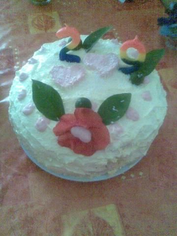 kokosowo-truskawkowy tort urodzinowy