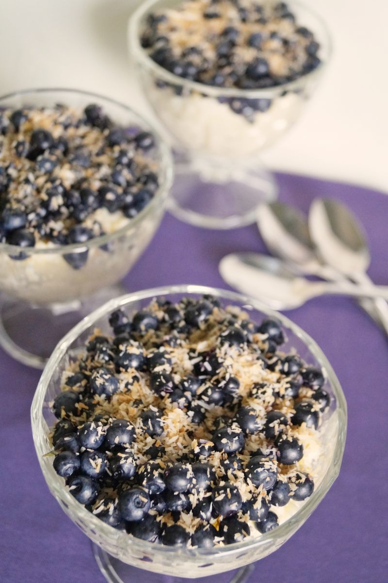 Kokosowy deser jaglany z jagodami