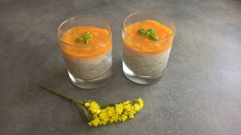 Kokosowy deser z chia i musem z mango