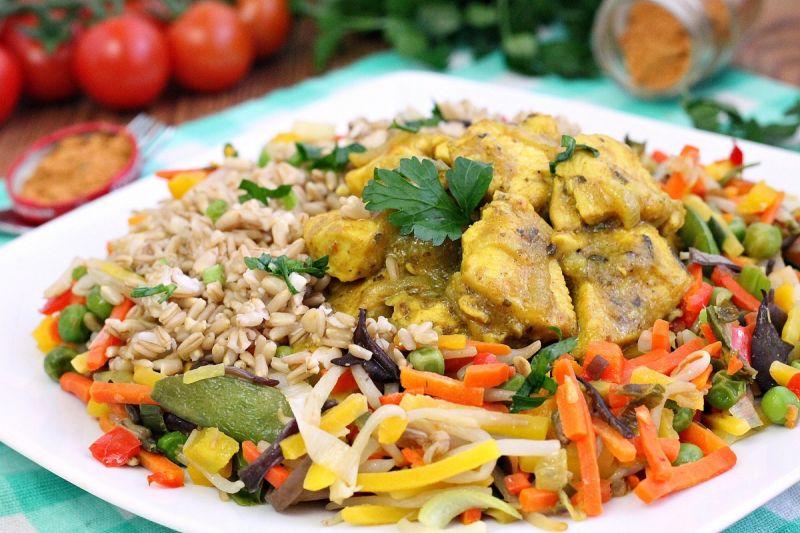 Kokosowy kurczak garam masala z warzywami