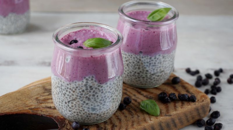 Kokosowy pudding chia z jagodami