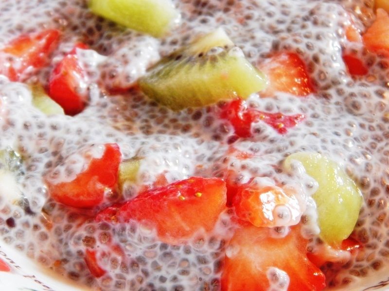 Kokosowy pudding chia z owocami tropikalnymi Kokosowy pudding chia z owocami tropikalnymi