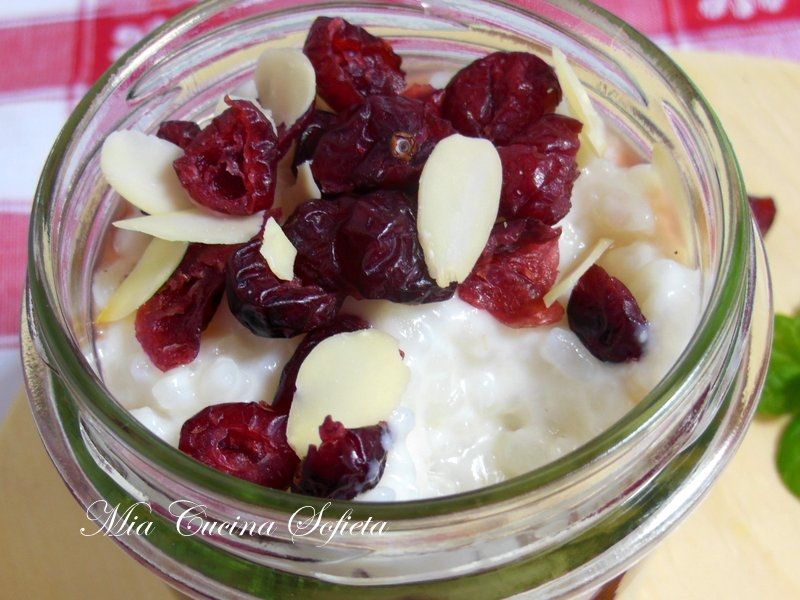 Kokosowy pudding ryżowy z żurawiną  Kokosowy pudding ryżowy z żurawiną