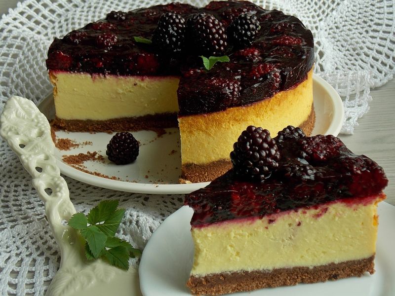 Kokosowy sernik z jeżynami