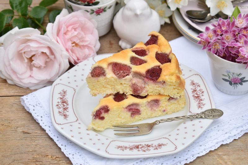 Kokosowy sernik z truskawkami i ajerkoniakiem Kokosowy sernik z truskawkami i ajerkoniakiem