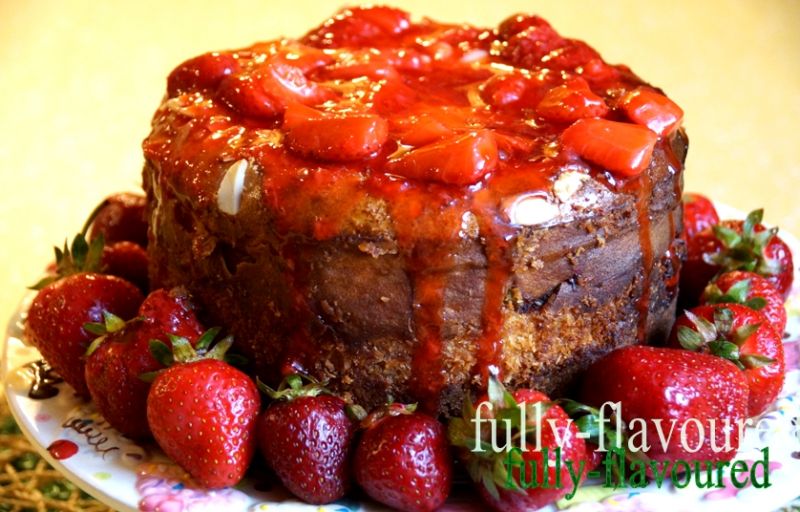 Kokosowy sernik z truskawkami i rabarbarem 