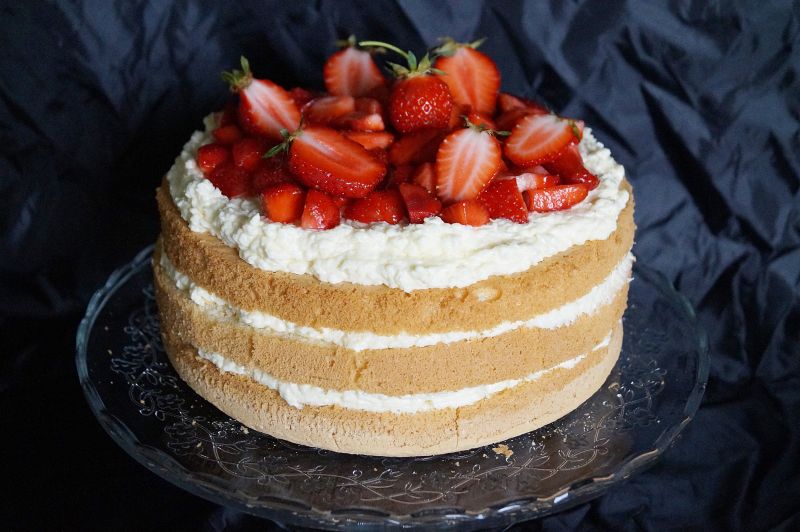 Kokosowy tort z truskawkami