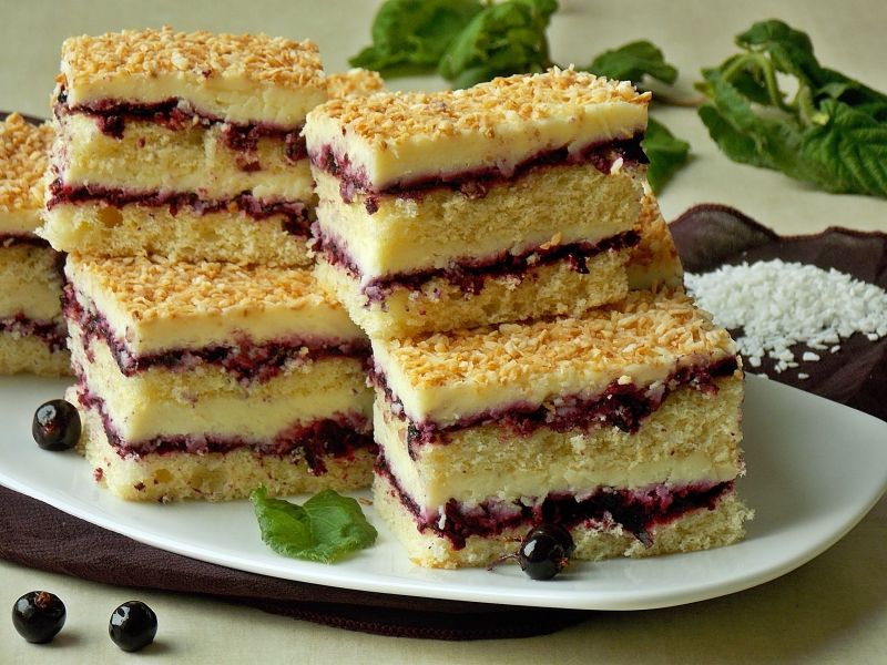 Kokosowy z czekoladą i porzeczkami 