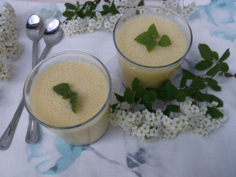 Koktaj jogurtowy z mango, bananem i kardamonem