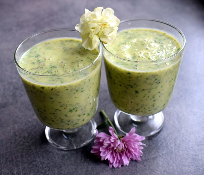 Koktajl ananasowy z natką pietruszki i chia