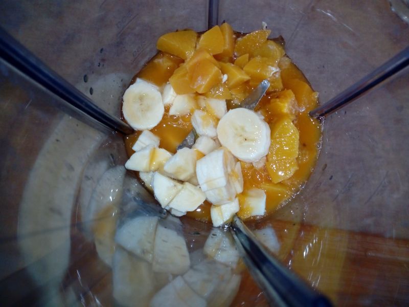 Koktajl banan-brzoskwinia-mandarynka