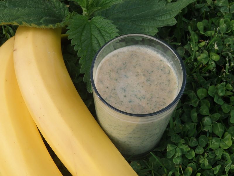 Koktajl bananowo-jabłkowy z pokrzywą