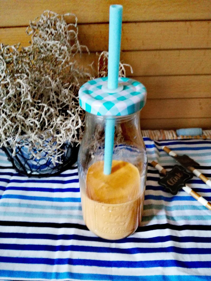 Koktajl bananowo-jogurtowy z jagodami goji Koktajl bananowo-jogurtowy z jagodami goji