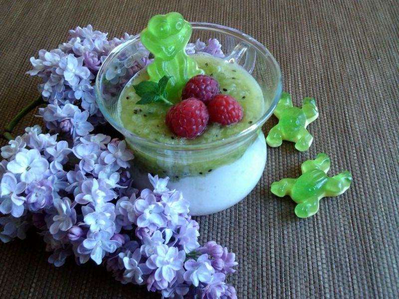 Koktajl bananowo jogurtowy z musem z kiwi  Koktajl bananowo jogurtowy z musem z kiwi