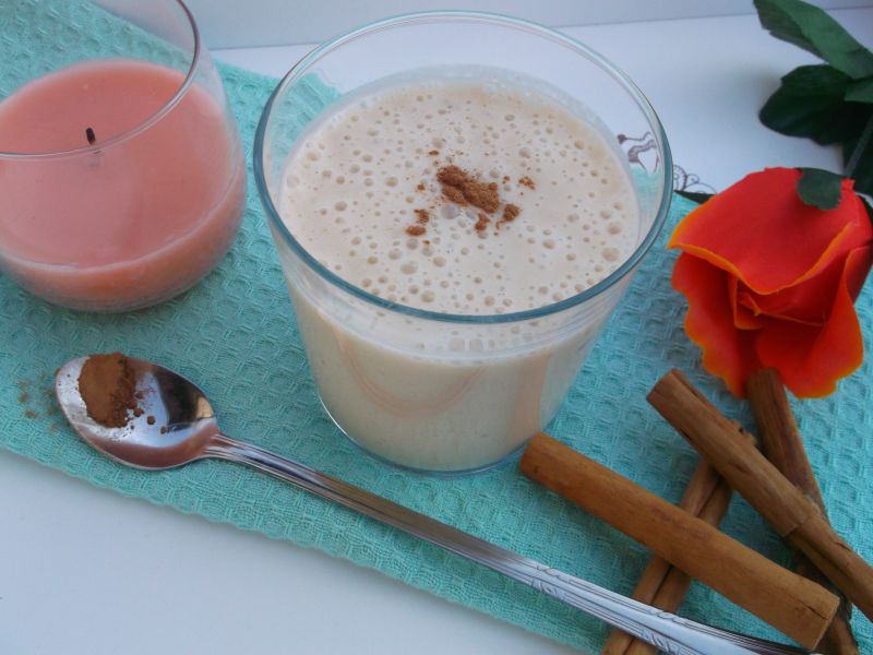 Koktajl bananowo-jogurtowy z nutką cynamonu Koktajl bananowo-jogurtowy z nutką cynamonu