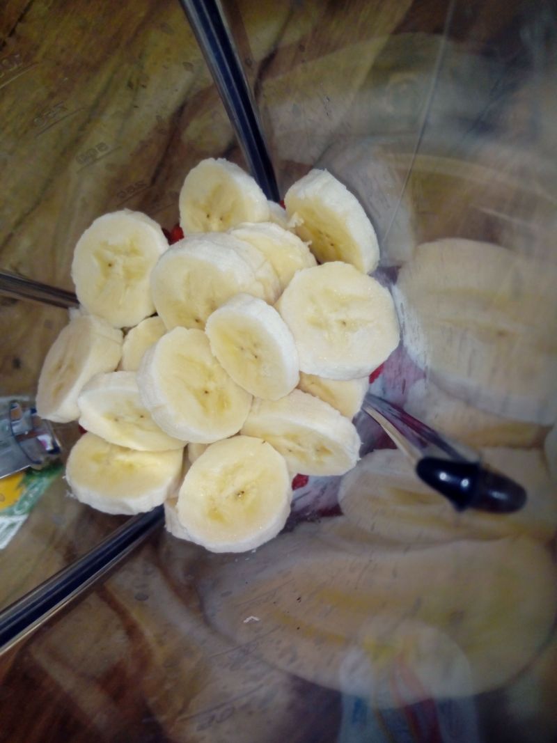 Koktajl bananowo-malinowy