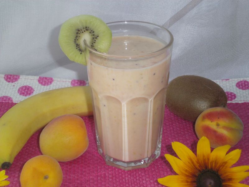 Koktajl bananowo- morelowy z kiwi