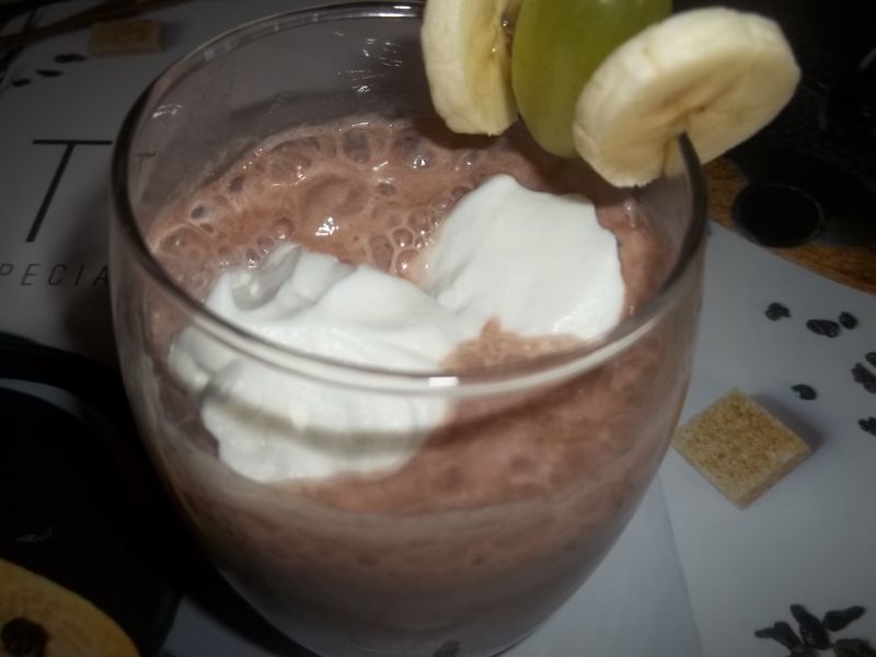 Koktajl bananowy z bitą śmietaną Koktajl bananowy z bitą śmietaną