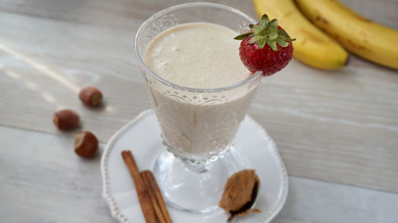 Koktajl bananowy z masłem orzechowym