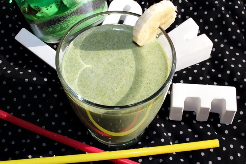 Koktajl bananowy z młodym jęczmieniem  Koktajl bananowy z młodym jęczmieniem
