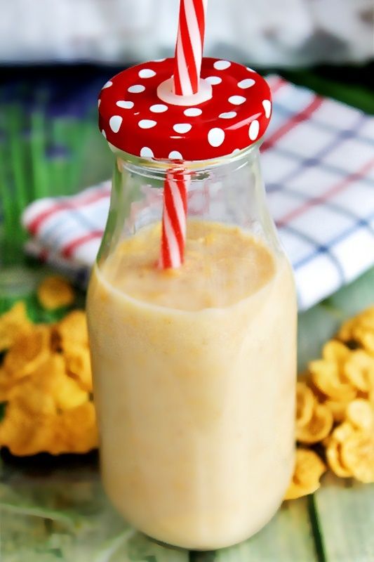 Koktajl bananowy z płatkami kukurydzianymi Koktajl bananowy z płatkami kukurydzianymi