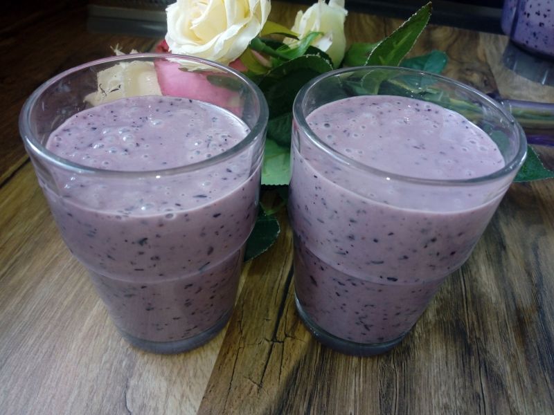 Koktajl borówkowo-bananowy z biszkoptami