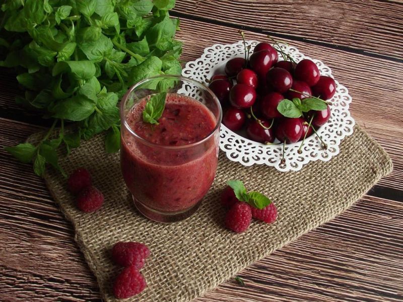 Koktajl czereśniowo malinowy z miętą Koktajl czereśniowo malinowy z miętą