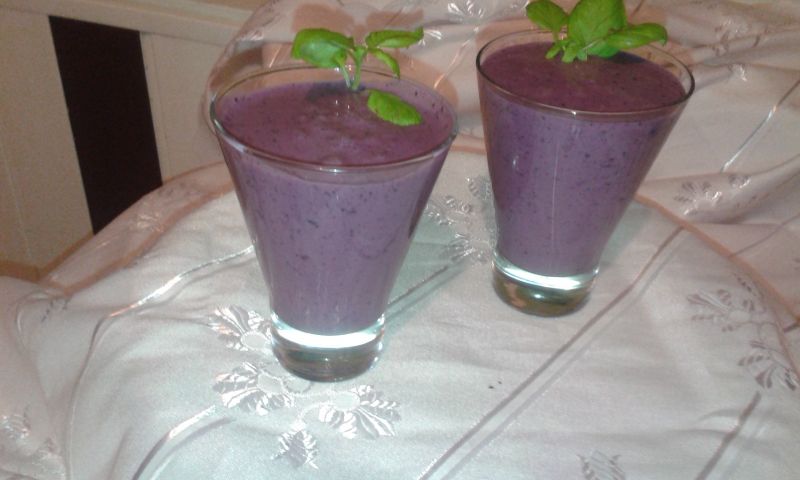 Koktajl jagodowy z bananem . Koktajl jagodowy z bananem .