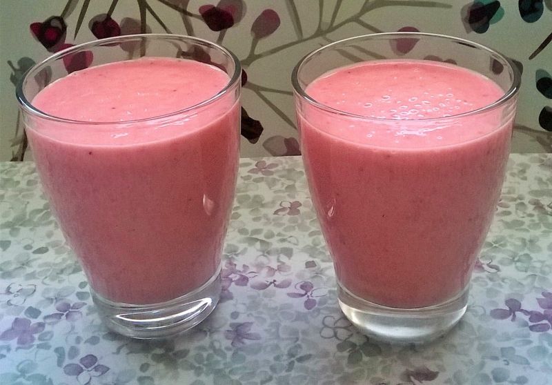 Koktajl jogurtowy ananasowo - truskawkowy Koktajl jogurtowy ananasowo - truskawkowy