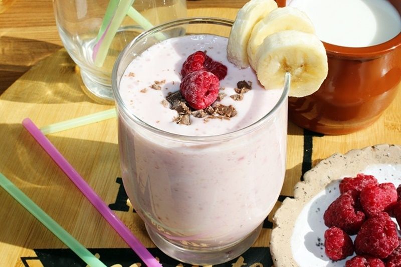 Koktajl jogurtowy z bananem i malinami Koktajl jogurtowy z bananem i malinami