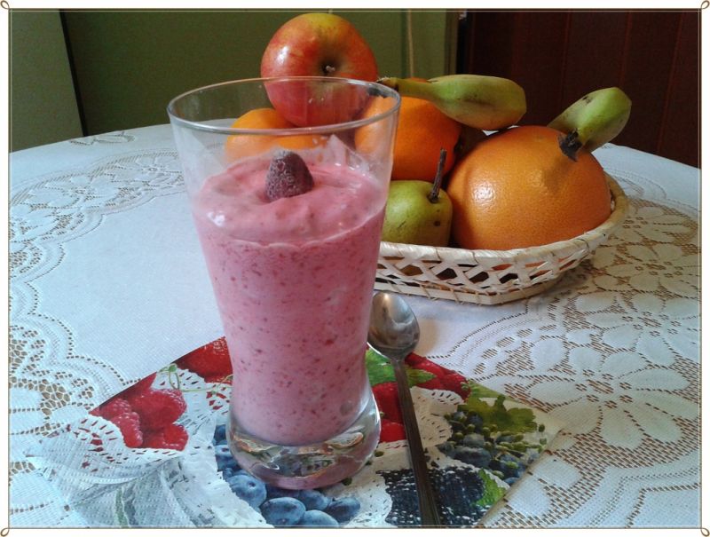 Koktajl jogurtowy z malinami i siemieniem lnianym