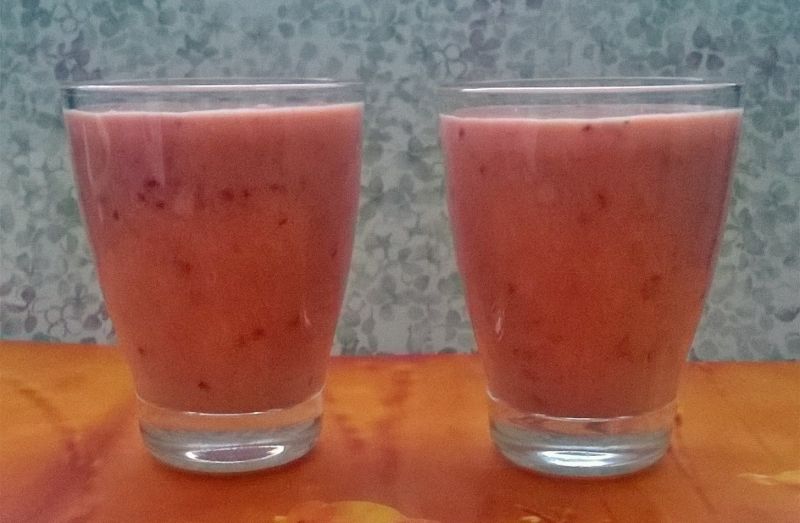 Koktajl jogurtowy z truskawkami i brzoskwiniami