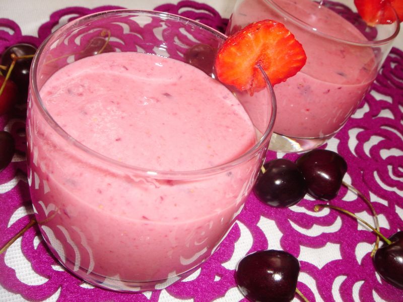 Koktajl jogurtowy z truskawkami i czereśniami