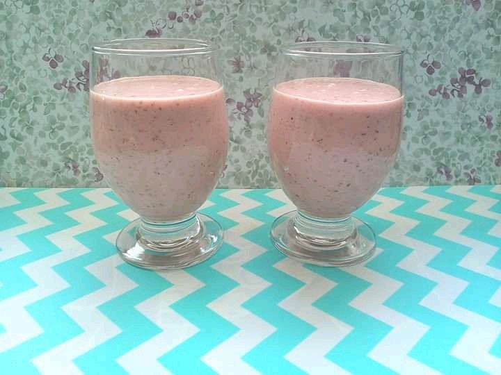 Koktajl jogurtowy z truskawkami i jabłkiem Koktajl jogurtowy z truskawkami i jabłkiem