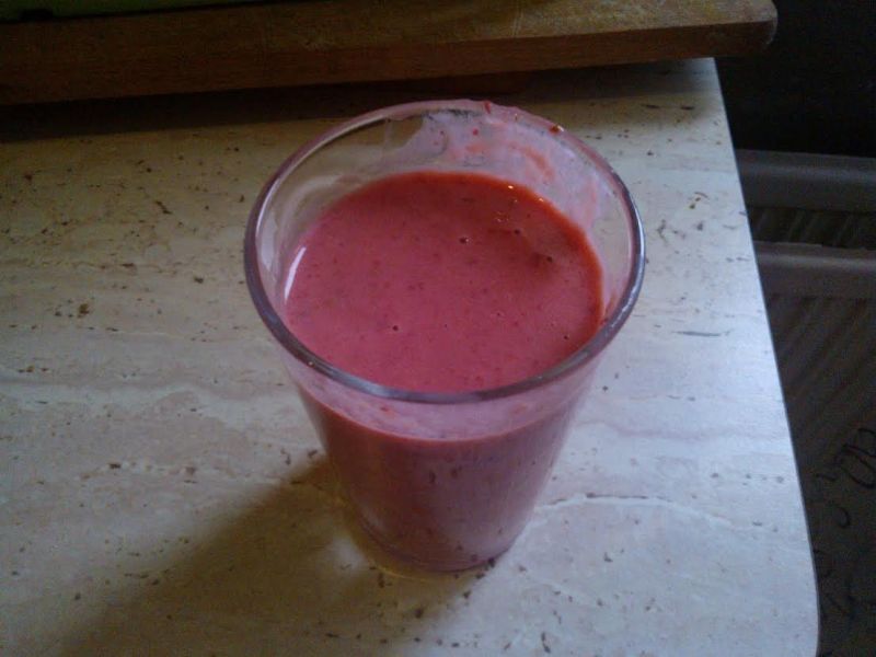 Koktajl kefirowo truskawkowy