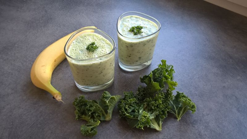 Koktajl kefirowy z jarmużem, kiwi i bananem  Koktajl kefirowy z jarmużem, kiwi i bananem