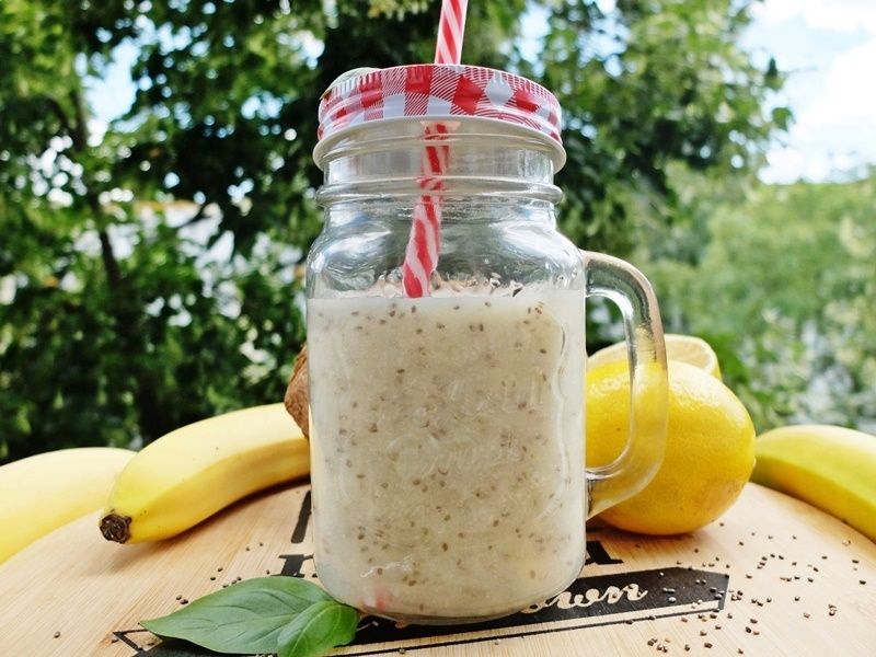 Koktajl kokosowo-bananowy z cytryną i chia Koktajl kokosowo-bananowy z cytryną i chia