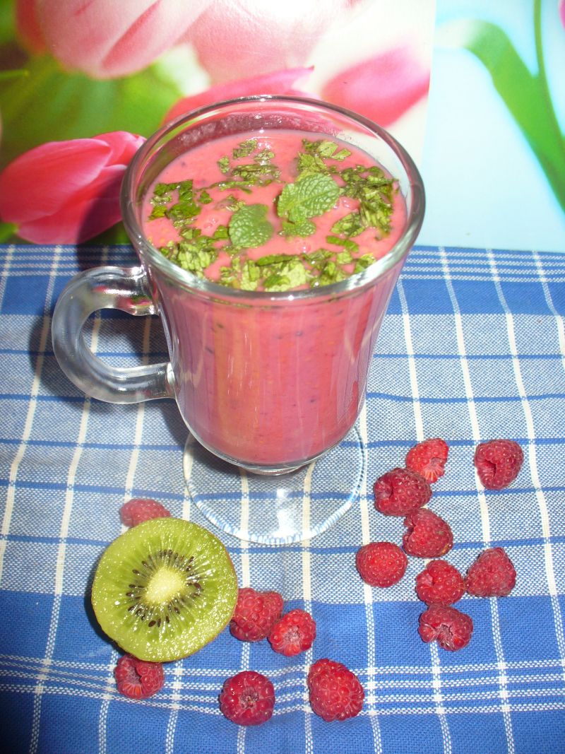 Koktajl malinowo - truskawkowy z miętą