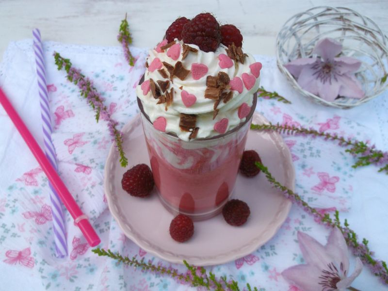 Koktajl malinowy z bitą śmietaną