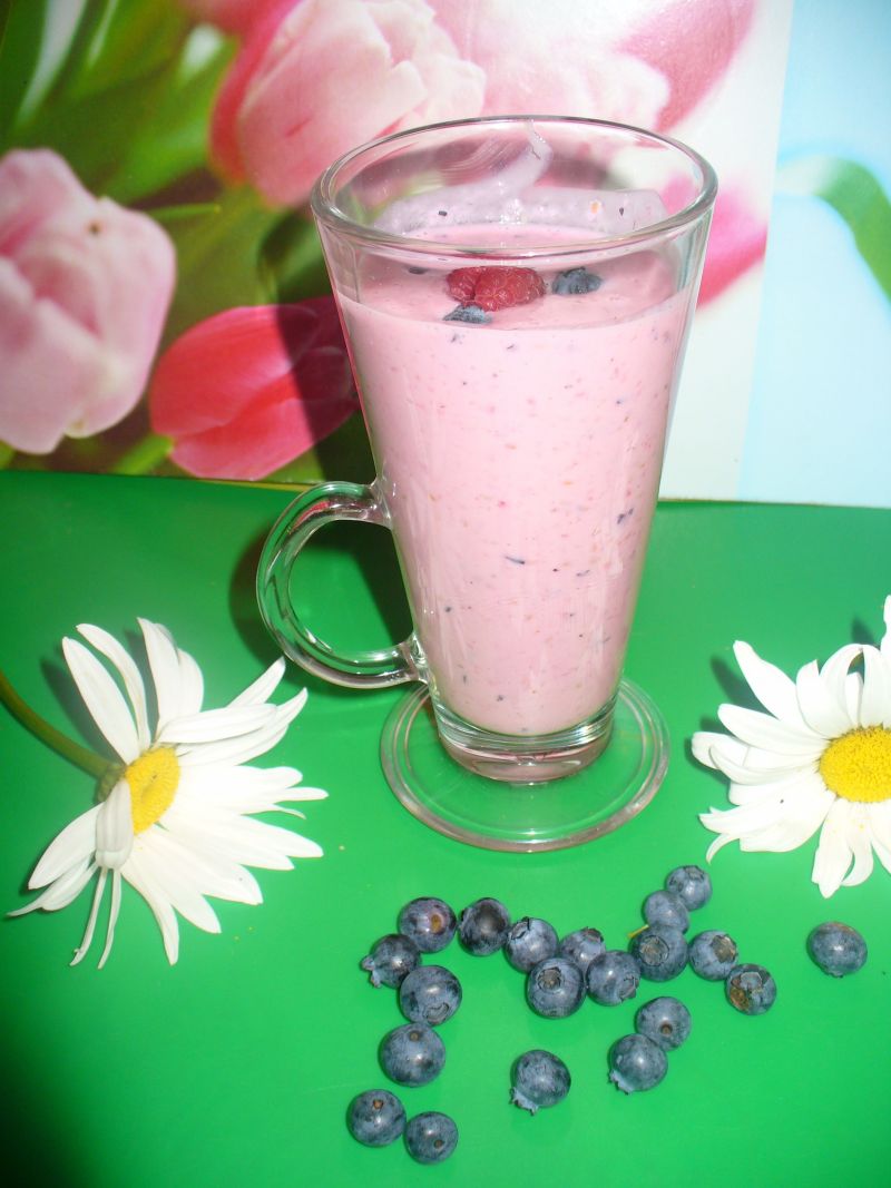 Koktajl malinowy z borówkami i kokosem