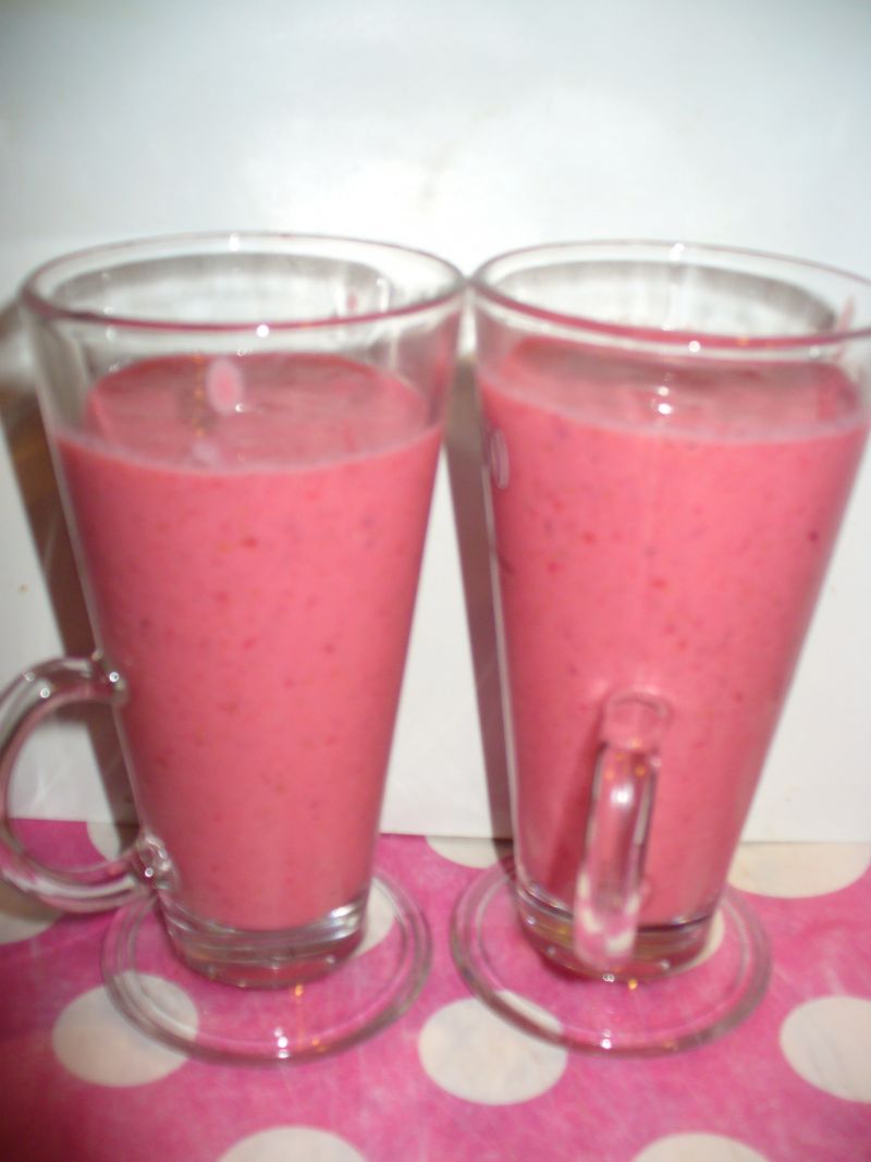 Koktajl malinowy z dodatkiem truskawek i czereśni