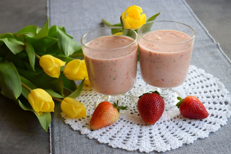 Koktajl maślankowy z truskawek, awokado i banana