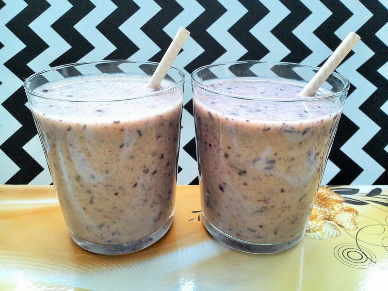 Koktajl mleczny z borówkami i płatkami  Koktajl mleczny z borówkami i płatkami