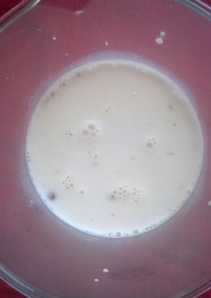 Koktajl mleczny z mrożonymi porzeczkami