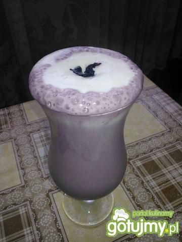 Koktajl mleczny z musem jagodowym