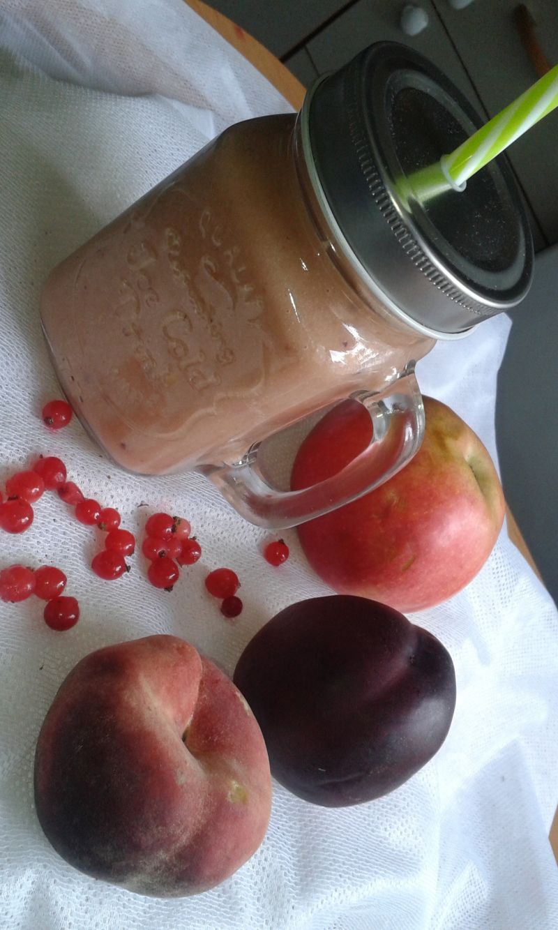 Koktajl na mleczku kokosowym z owocami mieszanymi